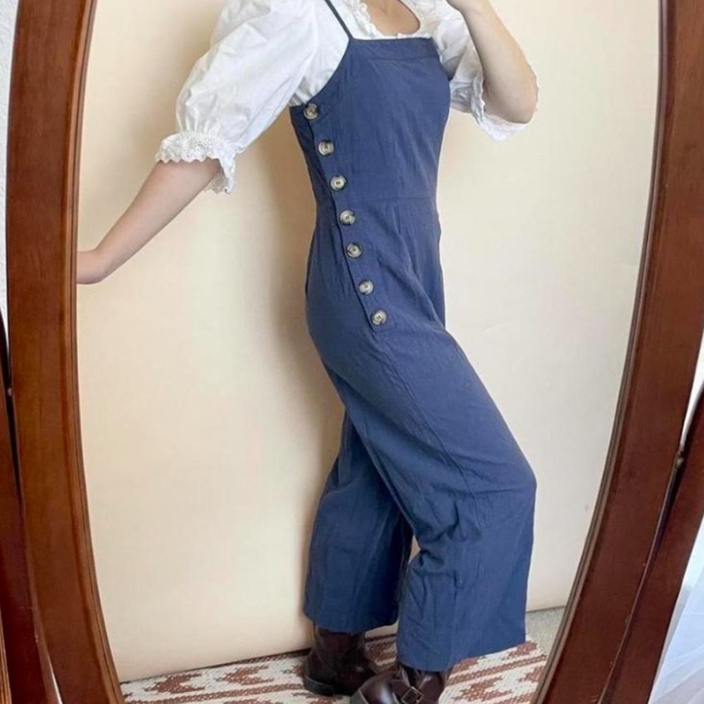 vintage style 100% cotton blue colored sleeveless jumpsuit
Size Small